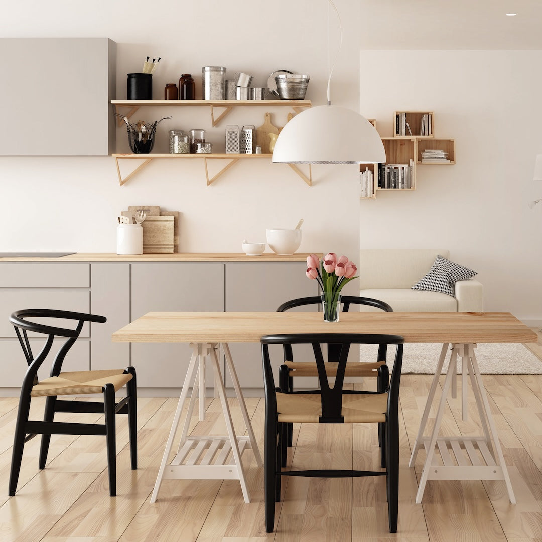 Astigarraga Kit Line Höhenverstellbarer Holzbock Archi Tec Weiß als Esstisch mit Holzplatte vor Küche mit Stühlen