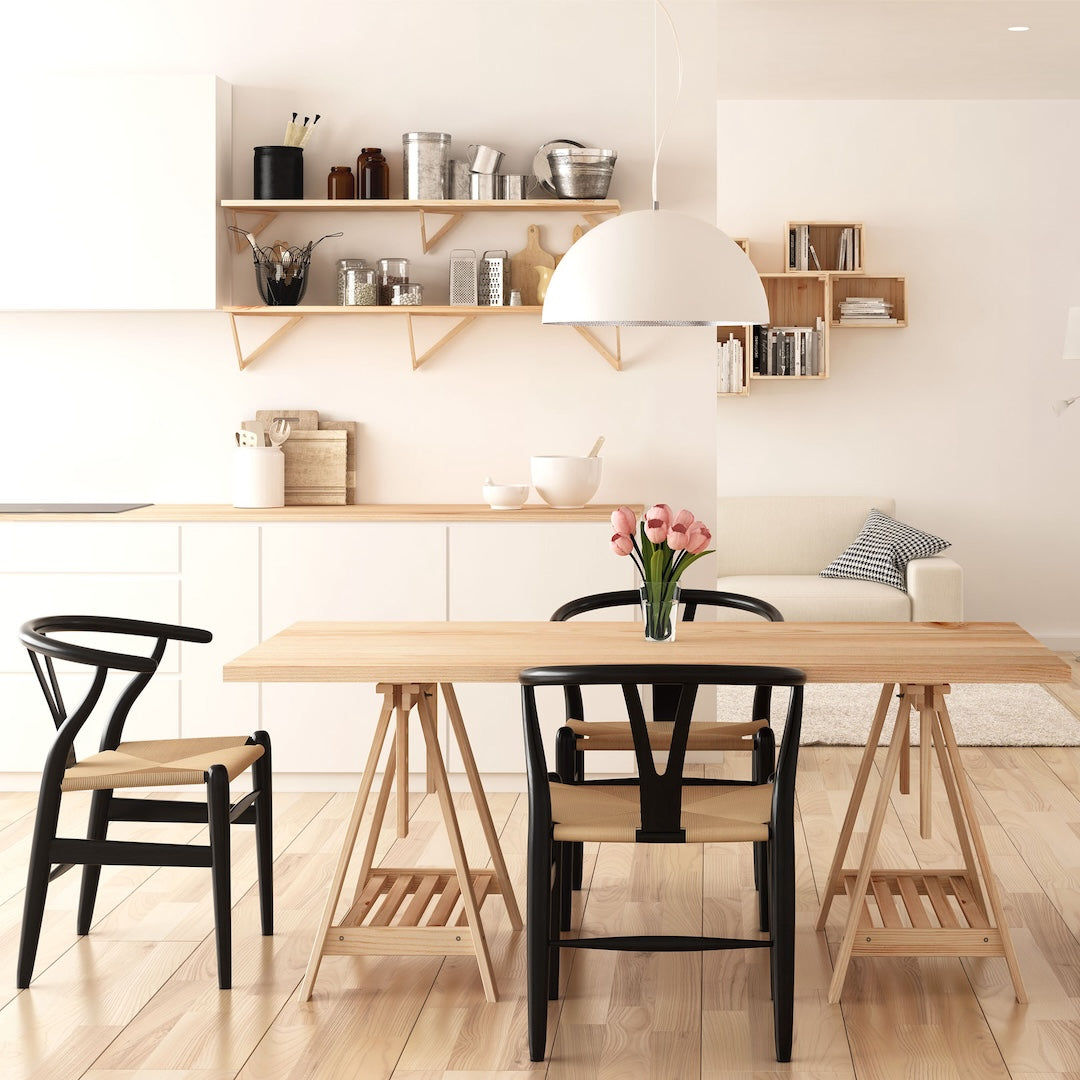 Astigarraga Kit Line Höhenverstellbarer Holzbock Archi Tec Natur als Esstisch vor Küche mit Stühlen