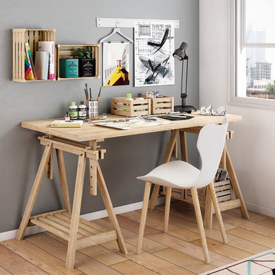 Astigarraga Kit Line Höhenverstellbarer Holzbock Archi Tec Natur als Schreibtisch mit Holzplatte in Zimmerecke mit Kisten und Stuhl davor.