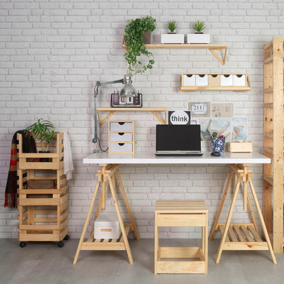 Astigarraga Kit Line Höhenverstellbarer Holzbock Archi Tec Natur als Schreibtisch mit weißer Platte vor weißer Wand mit Wandregalen