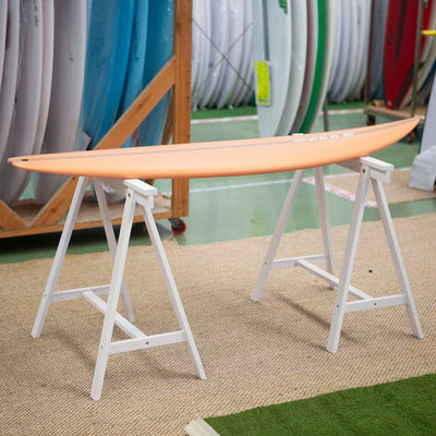 Astigarraga Kit Line Holzbock Deco Weiß als Werkstattböcke mit Surfbrett
