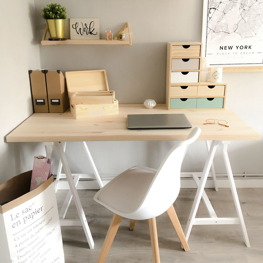Astigarraga Kit Line Holzbock Deco Weiß als Schreibtisch mit Holzplatte und weißem Stuhl davor