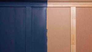 Wandvertaefelung aus Holz bis zur Hälfte mit blauem Acryl Buntlack lackiert