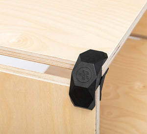 90° PlayWood Steckverbinder der Holzplatten als Regal zusammenhält.