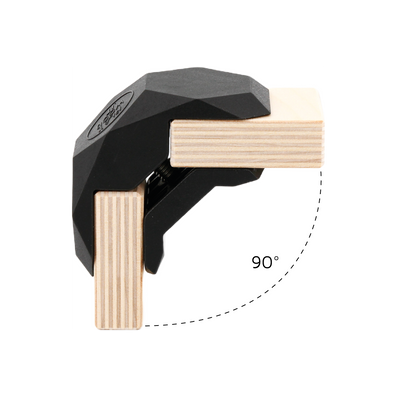 90 Grad Steckverbinder in schwarz von PlayWood, vertikal ausgerichtet mit Holzplättchen verbunden auf transparentem Hintergrund. Winkelangabe mit gestrichelter Linie.