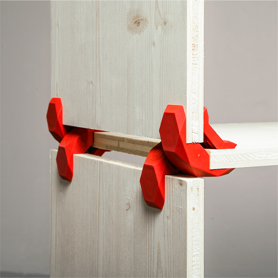 Verbindung von drei Holzplatten mit vier 90 Grad Steckverbindern in rot von PlayWood.