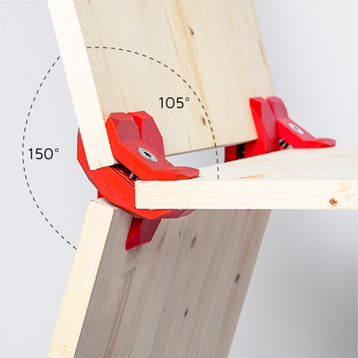 Verbindung von drei Holzplatten mit zwei roten 105 Grad Steckverbindern von PlayWood und zwei roten 150 Grad Steckverbindern von PlayWood mit Neigungsangaben.